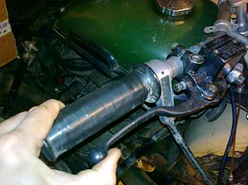 Skuteczne hamulce w ciężkim motocyklu z wózkiem — zdjęcie